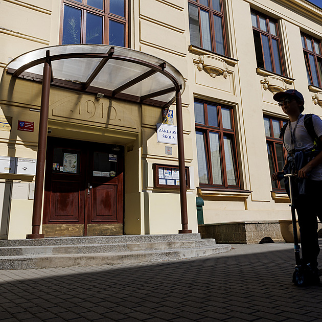 Výstřihy a tepláky mají žáci opět povolené. Škola musela zákaz zrušit