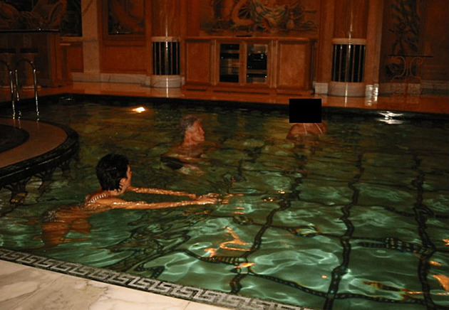 „Vybavený jako kůň.“ Clinton ve spojení s Epsteinem tvrdí, že nic špatného neudělal