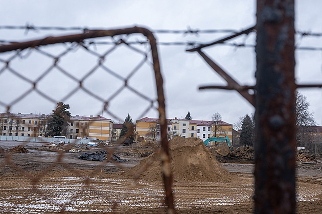 Všechno běží podle plánu. Demolice bývalých kasáren v Pardubicích míří do finále