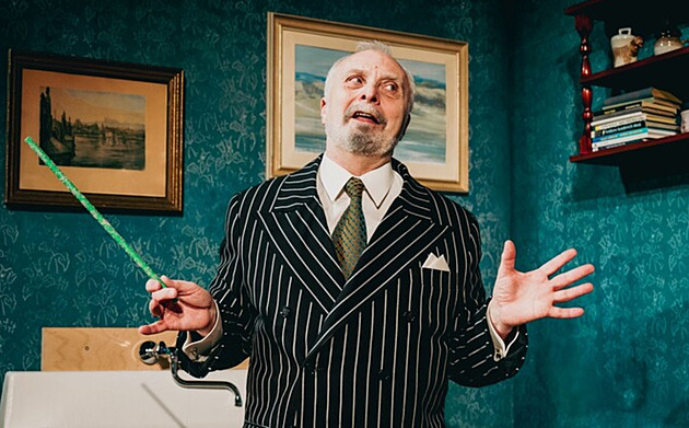 Jak utopit dr. Mráčka. Divadlo láká na kultovní komedii i unikátní triky