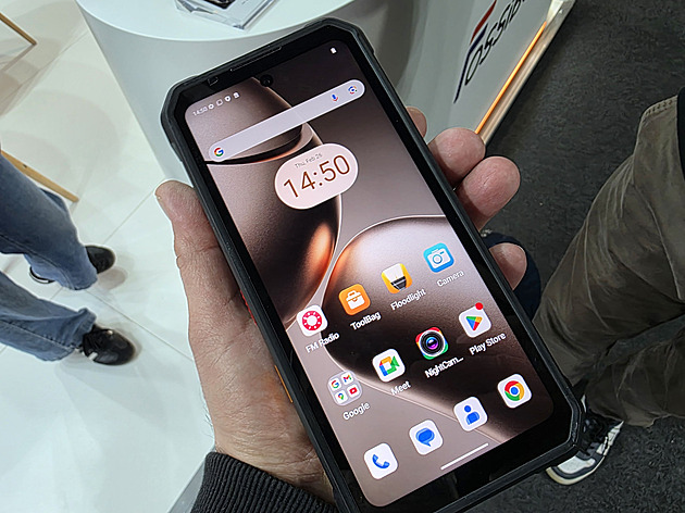 Málem se s ním nesmělo do letadla. Výrobce radši telefon ošidil