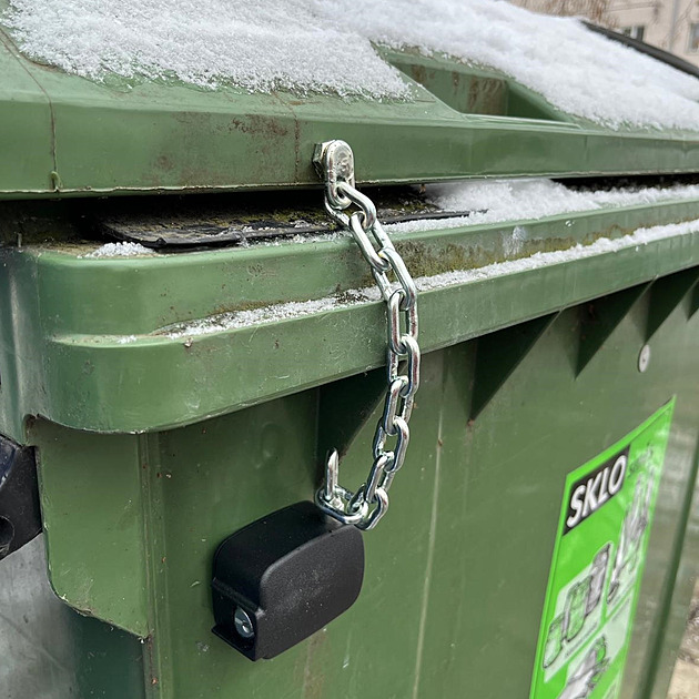 Opava musela zamknout kontejnery na sklo, nepořádníci tam házeli i směsný odpad