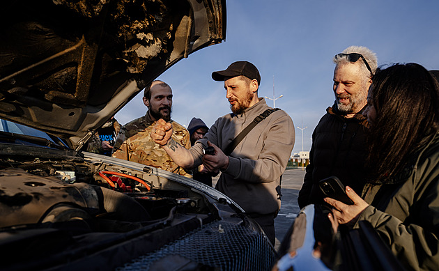 Království za Toyotu Hilux. Češi dotáhli ukrajinským vojákům vlak plný teréňáků