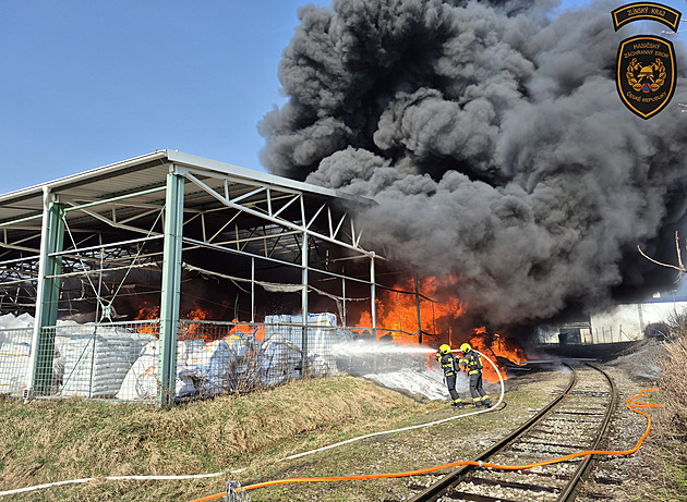 V Otrokovicích hoří sklad plastů. Hasiči zvýšili stupeň poplachu na třetí