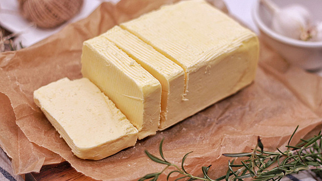 Jak spolehlivě poznat, že je máslo žluklé? Tyhle 3 signály nepřehlédnete