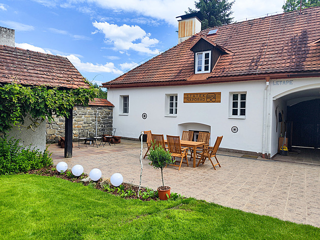 Nádhera na prodej: Kupte si zámeček na Hluboké nebo statek zpěváka Pavla Callty