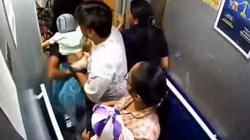 Dramatické záběry z výtahu v Indii. Kojenci se zasekla ruka ve dveřích, v kabině vypukla panika