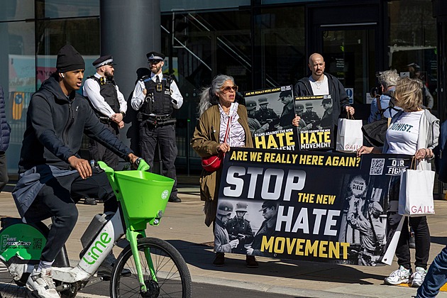 Britský Guardian bájí o zlé izraelské kavárně v Londýně. Článek pobouřil