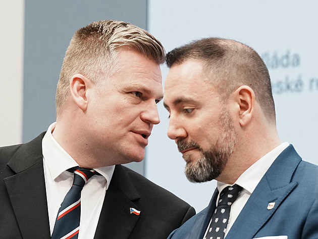 Česko je kvůli Turkovi slabé, řekl Hladík. Na jednání EU jezdit bude, sdělil Červený