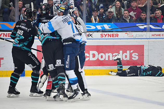 Žádný dodatečný trest pro Weatherbyho za faul na Tomka. Pavlík zaplatí pokutu