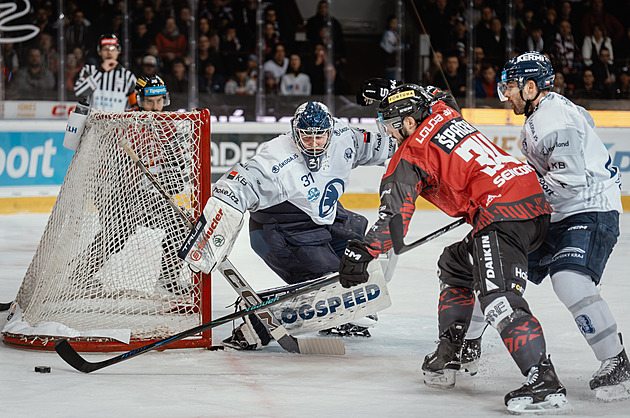 ONLINE: Červenka vystřelil Pardubicím postup. Sparta nevyužila další přesilovku