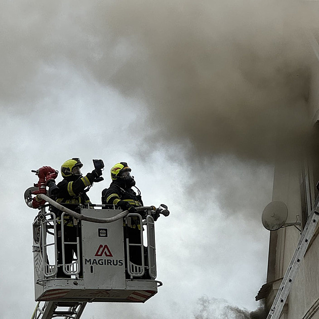 Ve Varnsdorfu hoří patrový dům, hasiči museli rozebrat střechu. Pomáhají i Němci