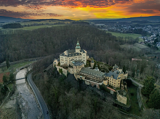 Hitlerovy obrazy i šlechta na cestách. Památky lákají na novinky, ale zdraží