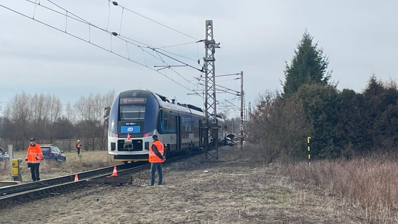 Tragická nehoda na Pardubicku: Vlak srazil člověka, na místě zemřel. Doprava stojí