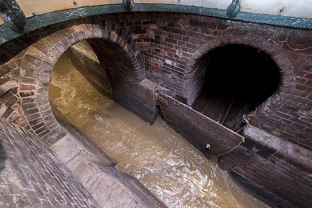 Češi splachují, co nemají. Jak se hledají hříšníci? Detektivní práce ve stokách, líčí vodárny