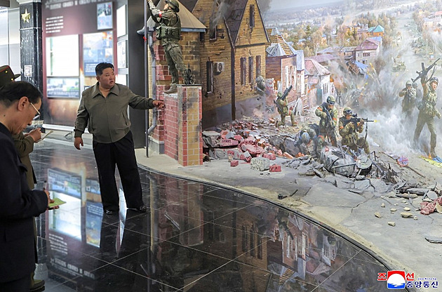 Kim zkontroloval památník severokorejským padlým od Kurska. Notesy se plnily