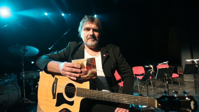 Strach o oblíbeného českého zpěváka. Lídr Kamelotu měl infarkt, leží v nemocnici