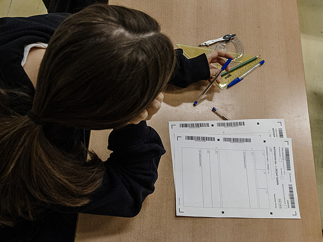 Deváťáci píšou podruhé přijímačky. Matematika se od posledně ztížila, říkají