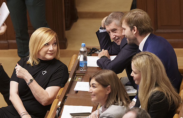 Schillerová hájí regulaci cen u paliv. Socialistické experimenty, oponuje Jakob