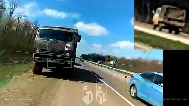 VIDEO: Ostří hoši z pluku Azov už útočí i v Doněcku. Loví ruské náklaďáky