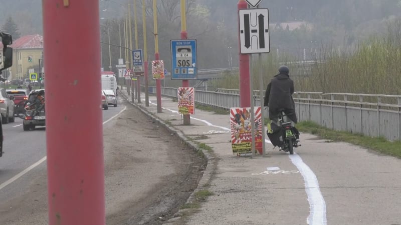 Cyklostezka hrůzy na Slovensku: Lidé se musejí vyhýbat sloupům uprostřed trasy