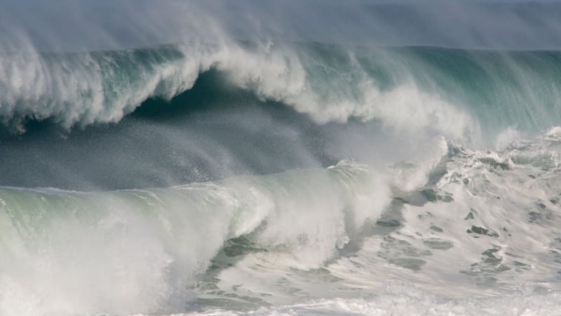 Japonsko zasáhlo zemětřesení o ničivé síle. První vlny tsunami udeřily na pevninu