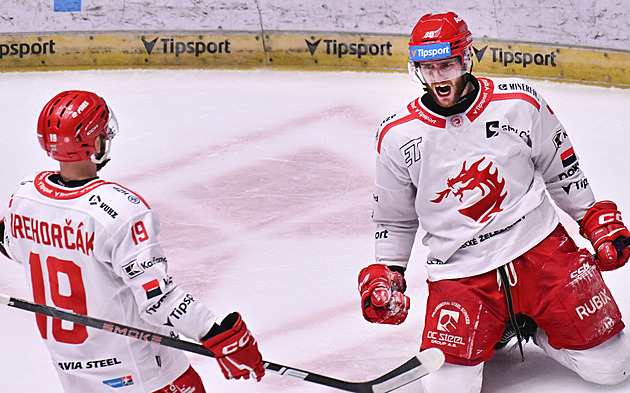 Třinec - Pardubice 4:2, finále je srovnáno. Will po dvou gólech střídal ve třetí minutě