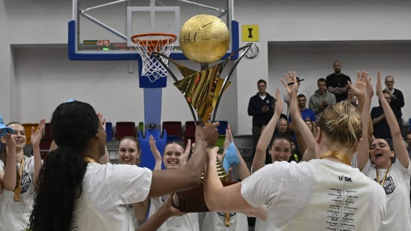 Fenomenální triumf basketbalistek USK. Vybojovaly 16. titul v řadě, poprvé s novým koučem