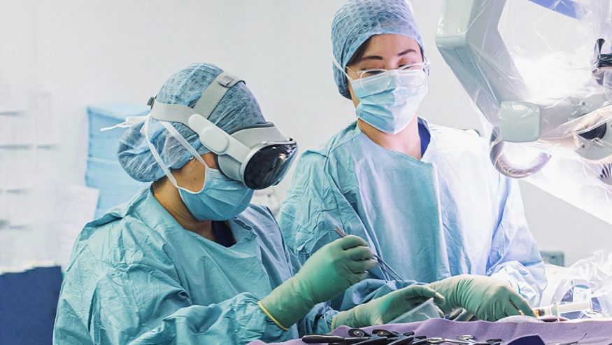 Velký milník pro Apple Vision Pro: lékařům pomáhá s operacemi očí