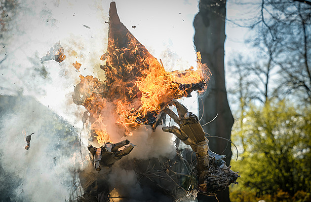 Pálení v Jablonci. Výtvarnice vyrobila obří čarodějnice z kartonu i větví staré vistárie