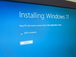 Windows 11 se po aktualizaci restartuje pořád dokola. Microsoft to teď objasnil