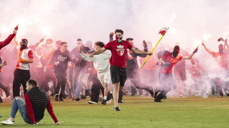 KOMENTÁŘ: Koruna sešívaného skandálu. Tribuna Sever dva dny patlala omluvu, jež není omluvou