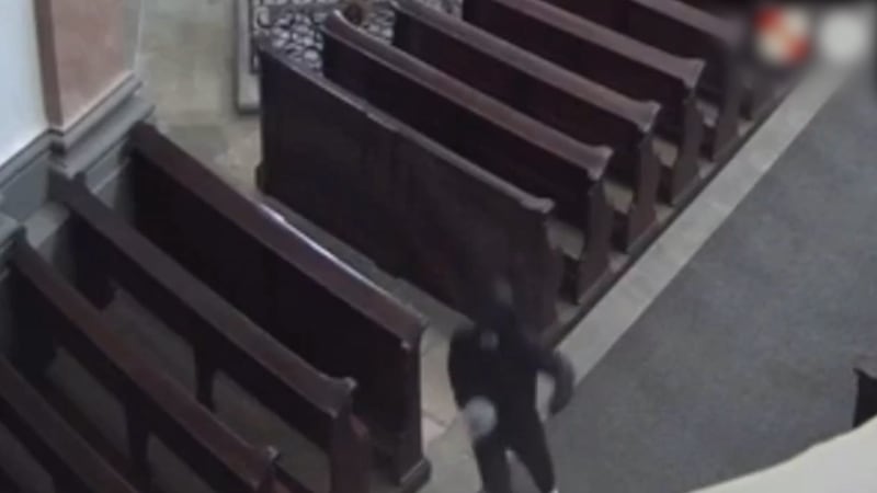 Nepoznáte ho? Úprk lupiče s lebkou sv. Zdislavy z baziliky na záběrech od policie