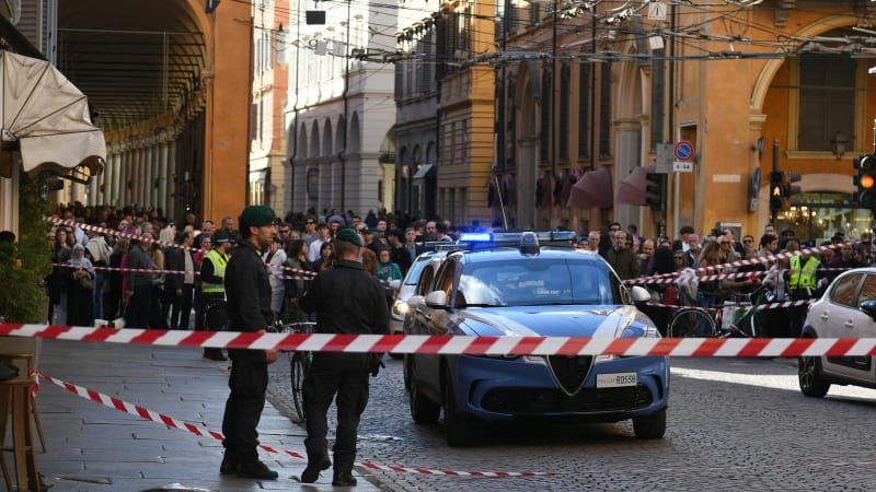 Řidič s nožem v ruce najel v italské Modeně do lidí. Na místě jsou vážně zranění
