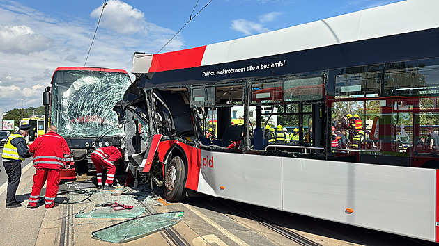 Škoda po srážce autobusu s tramvají činí 25 milionů, policie hledá svědky