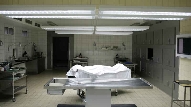Vloupal se do pitevny a ukájel se na mrtvolách. Morbidní čin v Arizoně zachytily kamery