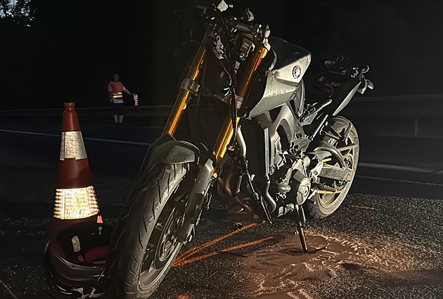 Dálnici D11 uzavřela nehoda. Motorkář ve zúžení narazil do kamionu a zemřel