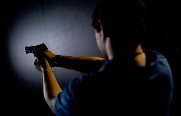 Na přepadení pumpy přijel autostopem, po akci počkal venku na policii