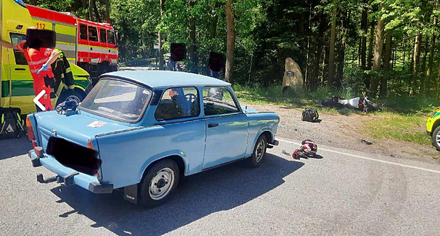 Nehoda u pomníku motorkářů. Trabant se střetl s předjíždějícím motocyklem