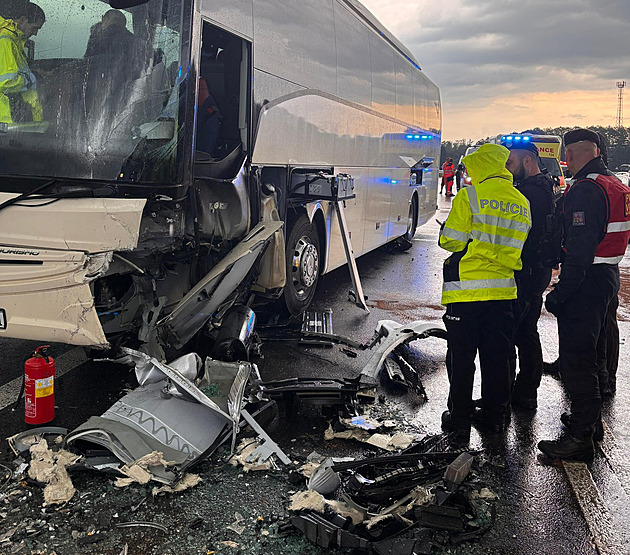 Smyk na mokru a čelní srážka v jižních Čechách, auto narazilo do autobusu