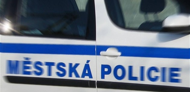 Záchvat a zvracení po cigaretě s neznámou látkou, svědci nechali dívku bez pomoci