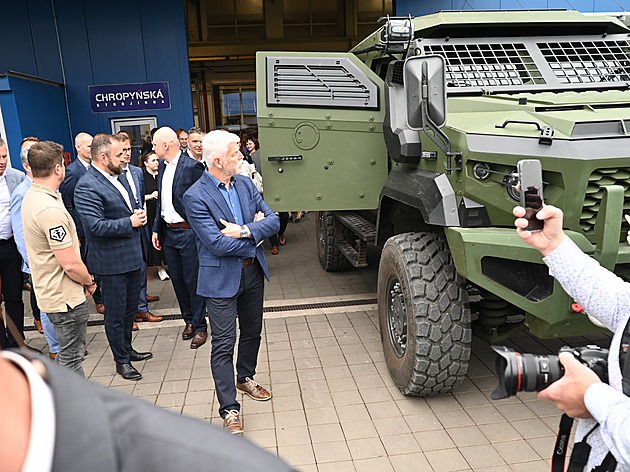 Prezident se v Chropyni projel obrněným vozem, strojaři mu vyfrézovali model