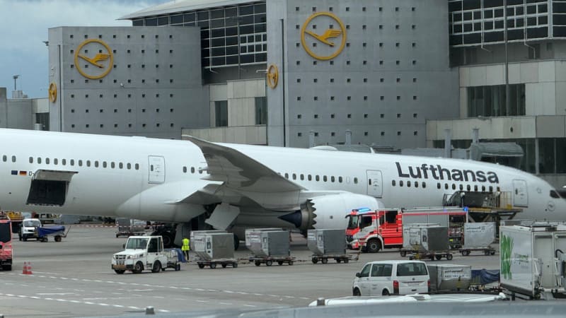 Nehoda Boeingu 787: Záběry ukazují, jak se letounu ve Frankfurtu zbortil podvozek