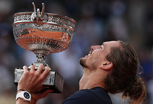 Zverev se konečně dočkal grandslamového titulu. V Paříži zvládl pětisetové finále