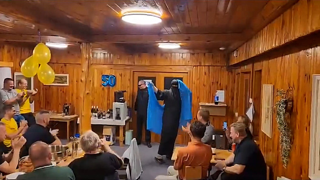 Šéf cizinecké policie tancoval na večírku před kolegy v nikábu, Vondrášek se bavil