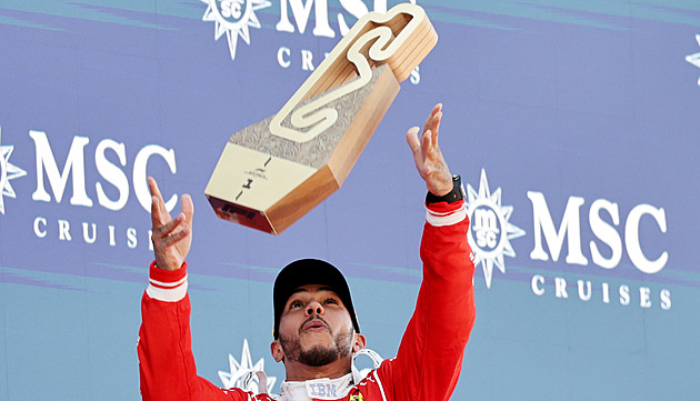 Díky všem, co ve mě nepřestali věřit. Forza Ferrari! Jak dojatý Hamilton slavil vítězství