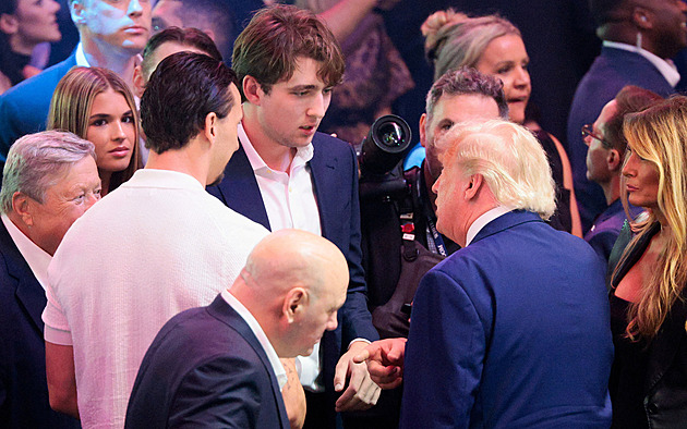 Dvoumetrový Barron Trump přišel na UFC s blondýnkou, svého otce převyšuje o hlavu