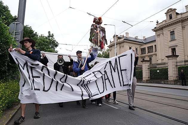 Vládo, probuď se! Studenti nechali na podporu ČT a rozhlasu zvonit budíky před Strakovkou