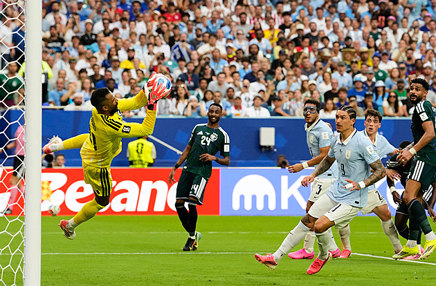 Saúdská Arábie - Uruguay 1:1, drtivý finiš Jihoameričanů nestačil, pak podivný konec