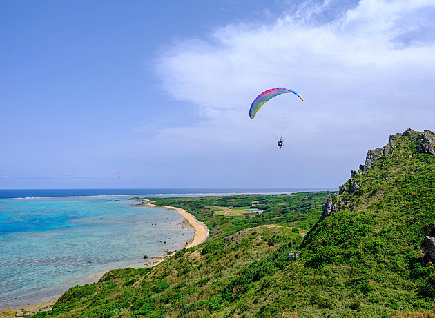 Na Maltě se při paraglidingu těžce zranila mladá Češka